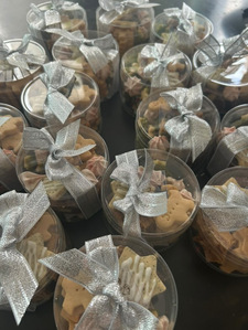 お菓子を入れた塩ビ円筒ケース